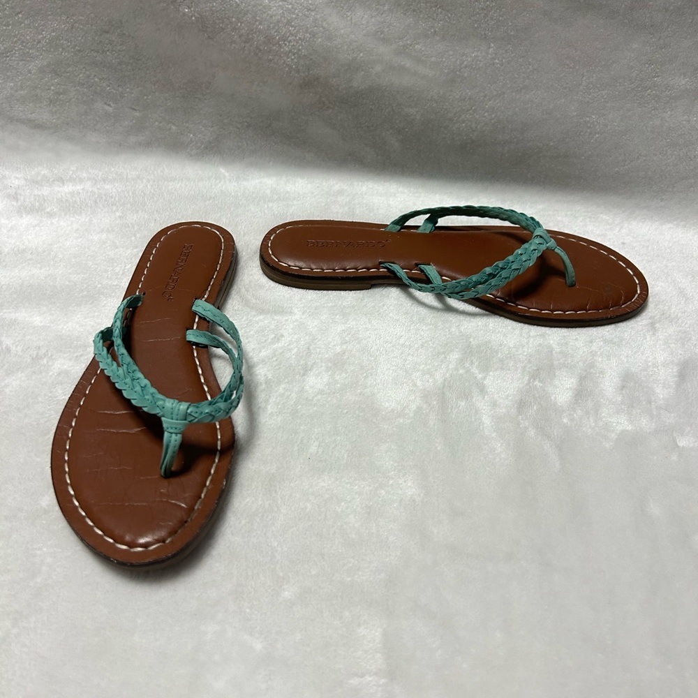 Women’s Bernardo green braided leather thong flip flops sandals size 7.5
